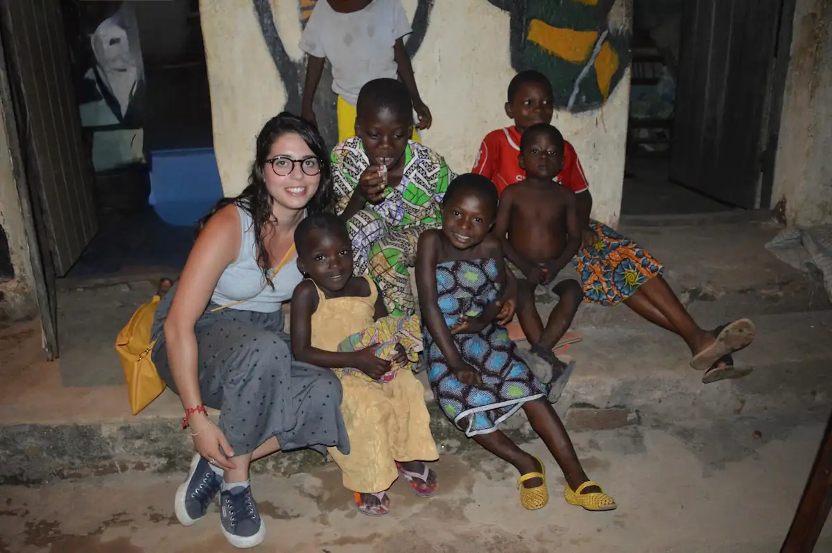 Elisabetta Scordino trabalhando como voluntária em escola no Togo, África